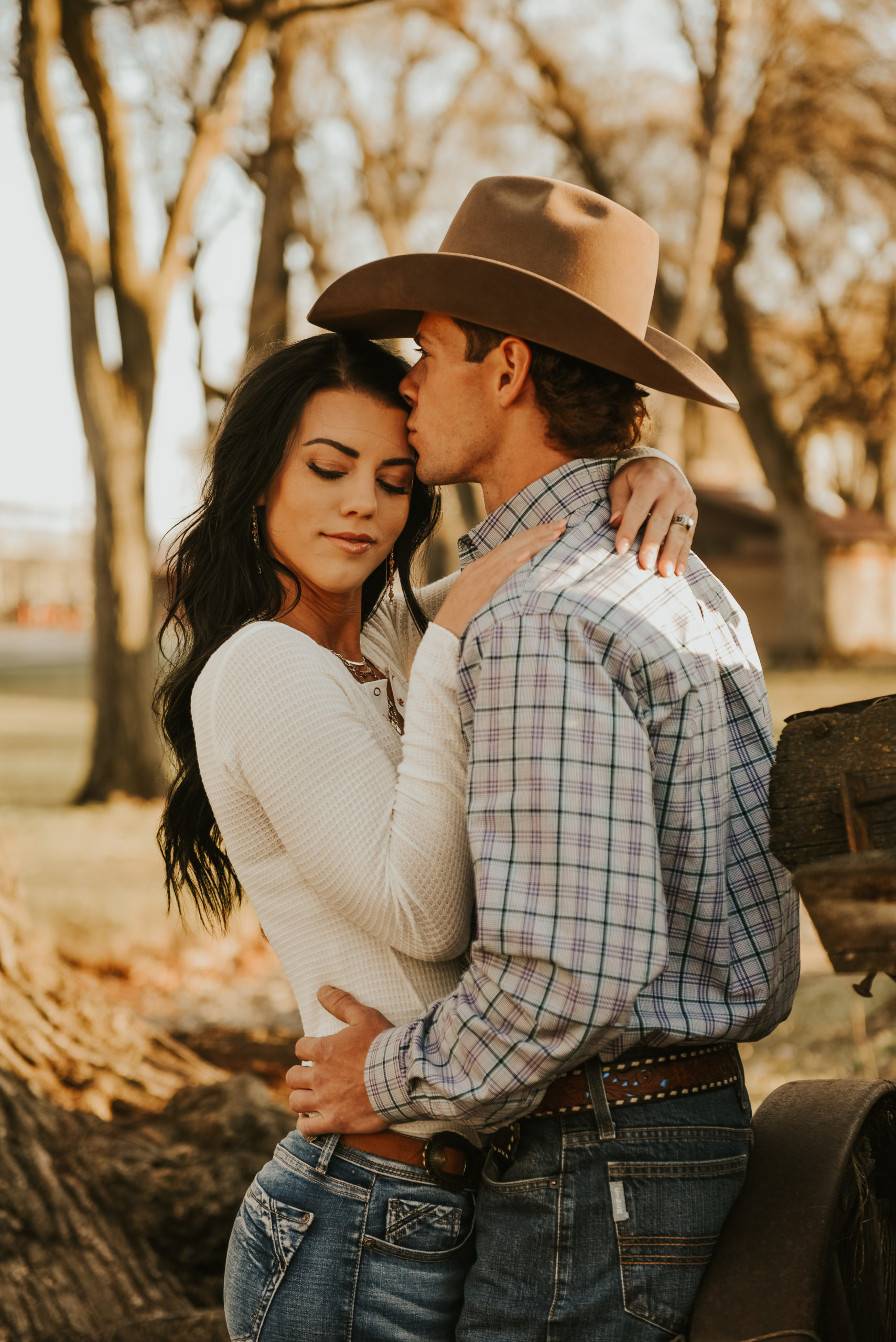 TORI + PAYTON | ENGAGEMENT - westernweddingmagazine.com