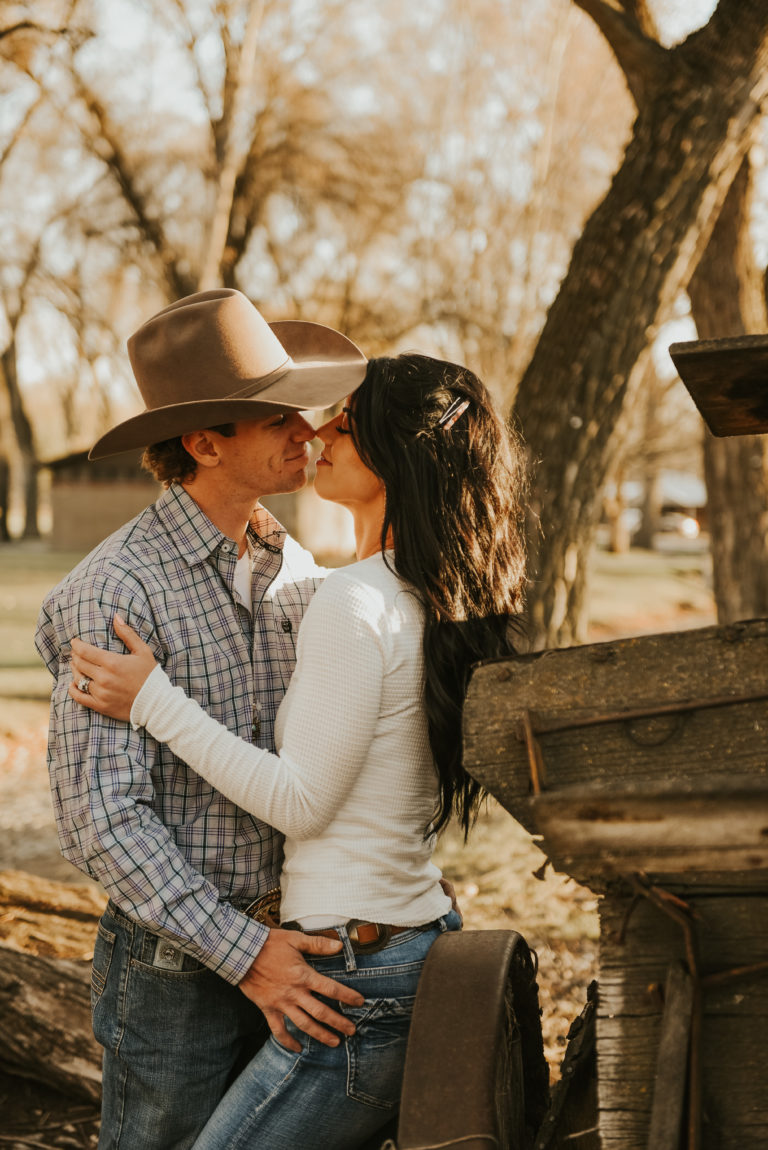 TORI + PAYTON | ENGAGEMENT - westernweddingmagazine.com