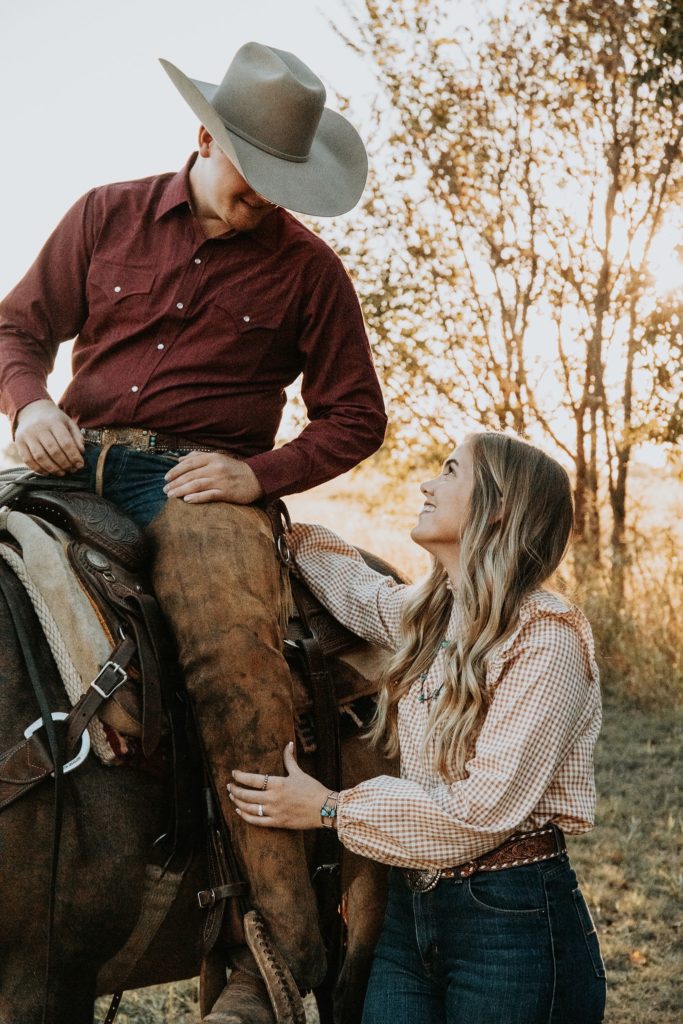 HOLLY + GARRETT | ENGAGEMENT - westernweddingmagazine.com